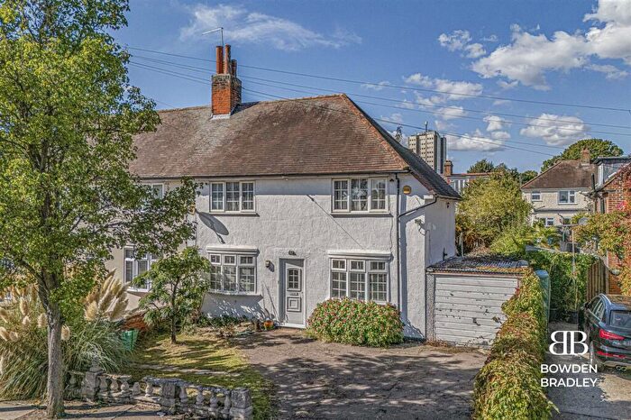 3 Bedroom House For Sale In Theydon Grove, Woodford Green, IG8