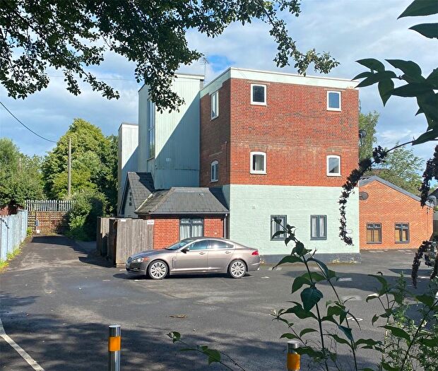 1 Bedroom Flat To Rent In Station Approach, Romsey, Hampshire, SO51