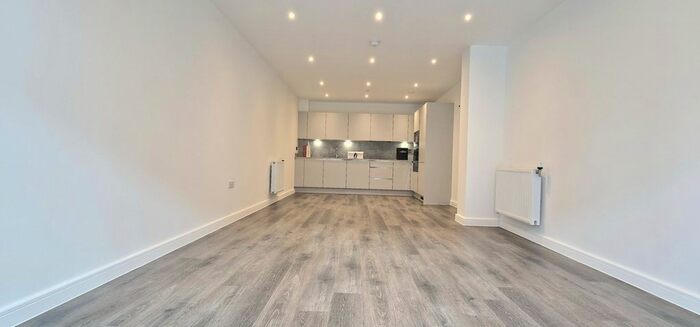 1 Bedroom Flat To Rent In Oxhey Drive, Watford, WD19