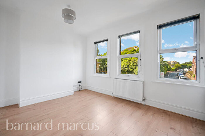 3 Bedroom Apartment To Rent In Oakleigh Road South, London, N11