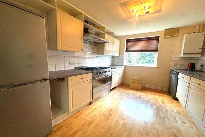 3 Bedroom Flat To Rent In Hartlepool Court, E16