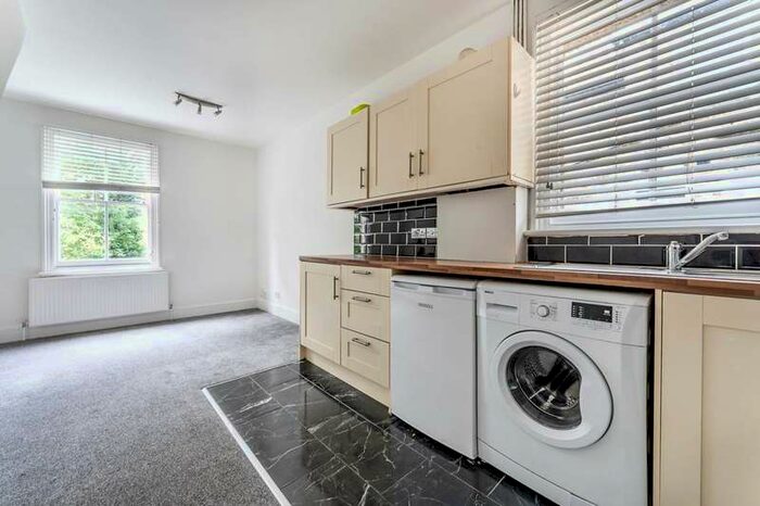1 Bedroom Flat To Rent In Tankerville Road, Streatham Common, SW16