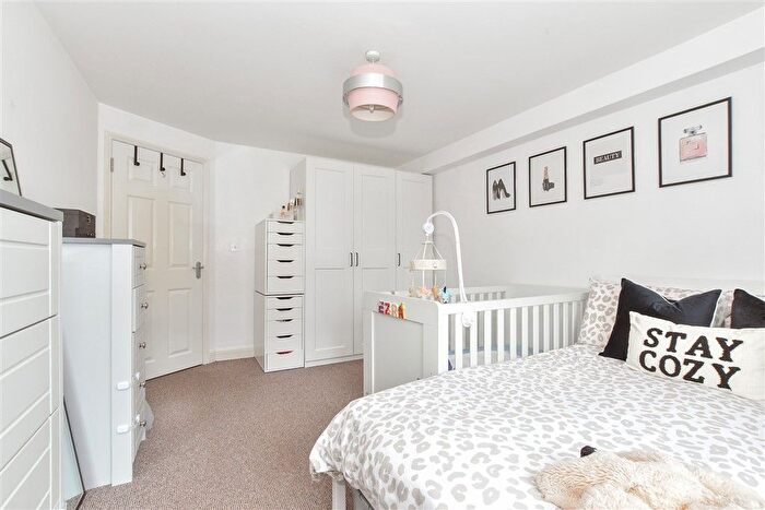 1 Bedroom Flat For Sale In Broadway, Totland Bay, Isle Of Wight, PO39