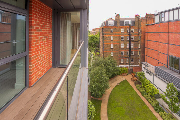 2 Bedroom Flat For Sale In Albert Bridge Road, London, SW11