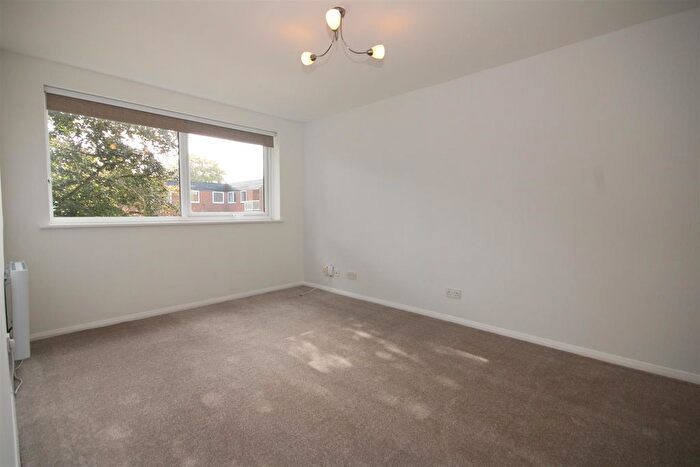1 Bedroom Flat To Rent In Rossiter Lodge, Rosetrees, Guildford, GU1