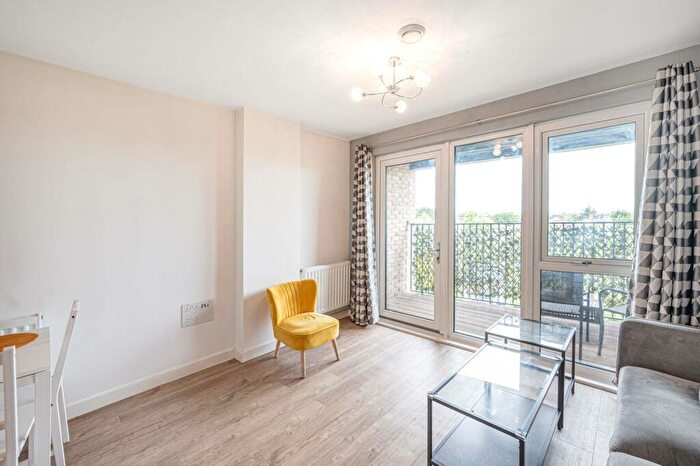 2 Bedroom Flat To Rent In Cricklewood Lane, Cricklewood, London, NW2