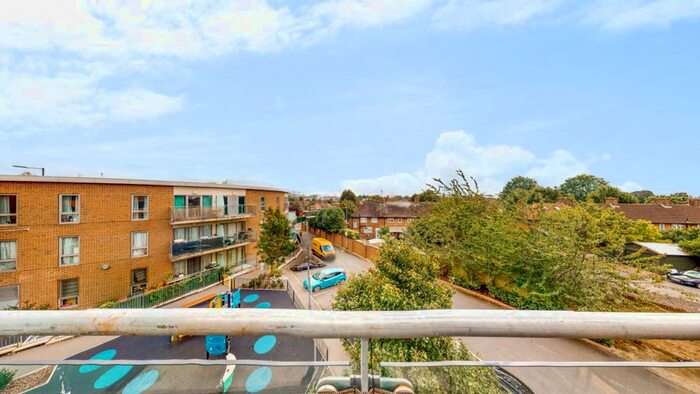 1 Bedroom Flat For Sale In Banstead Court, Westway, London, W12