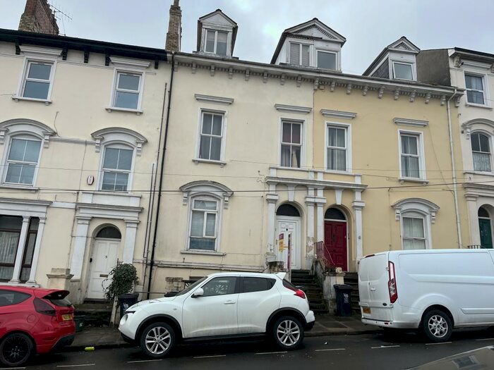 2 Bedroom Flat To Rent In Clytha Square, NP20