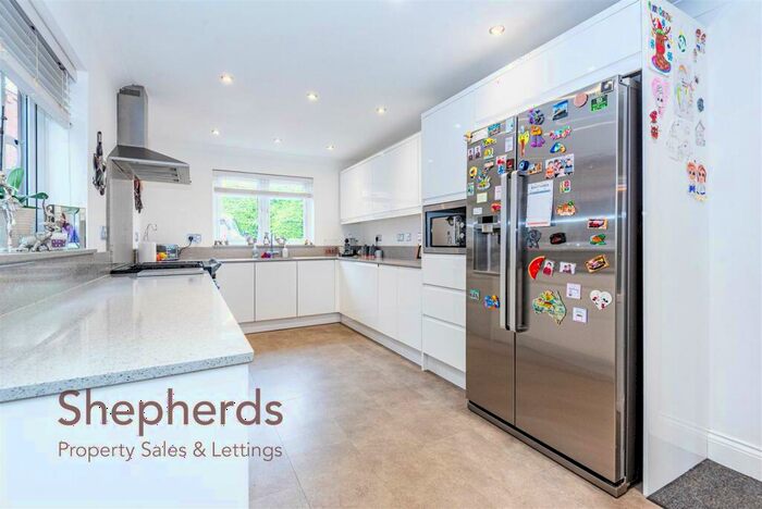 4 Bedroom Detached House For Sale In Tatsfield Avenue, Nazeing, EN9