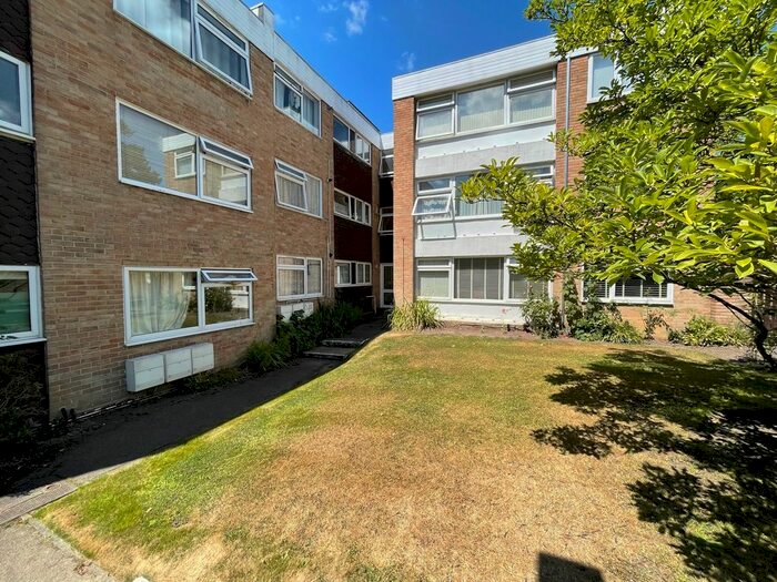 2 Bedroom Flat To Rent In Heathfield Close, Potters Bar, EN6