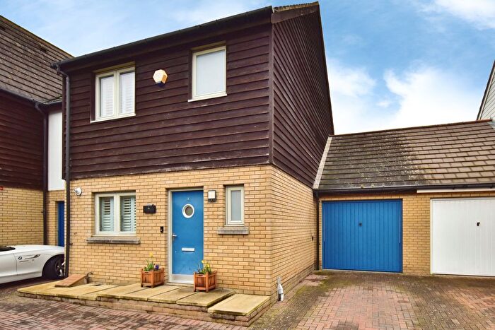 3 Bedroom Semi Detached House For Sale In Stillwater Mews, St. Mary Island Chatham, ME4