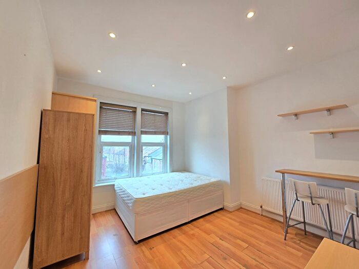 Studio To Rent In Ballards Lane, London, N3