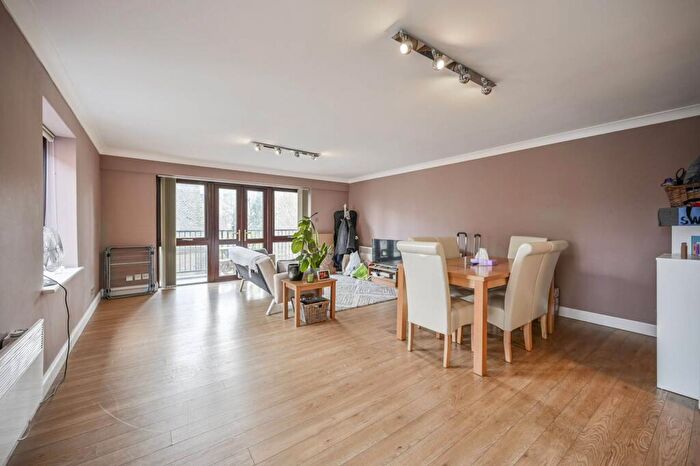 2 Bedroom Flat To Rent In Fletcher Street, Tower Hamlets, London, E1