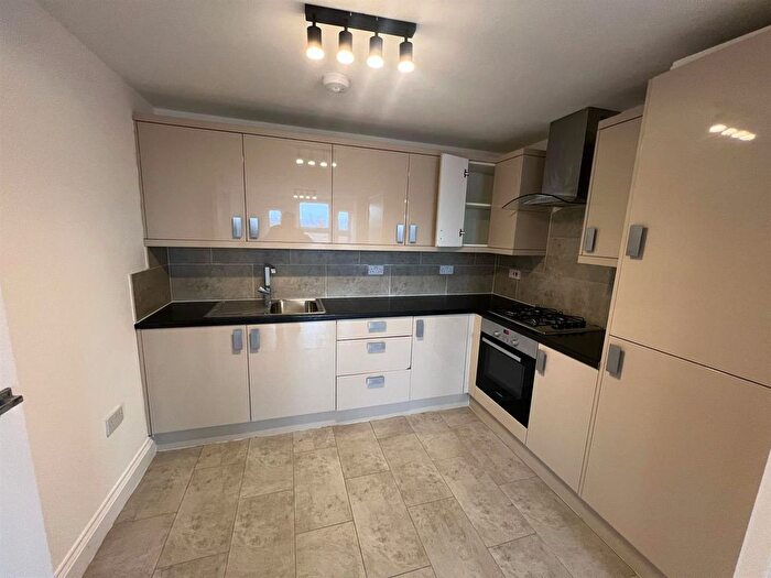 2 Bedroom Flat To Rent In Askew Road, London, W12