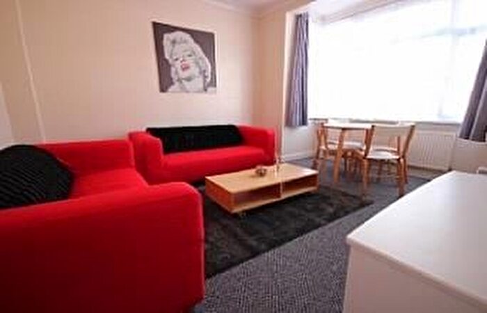 2 Bedroom Flat To Rent In Stanley Road, Hounslow, Middlesex, TW3