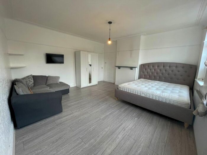 2 Bedroom Flat To Rent In Dennis Parade, Winchmore Hill Road, London N14