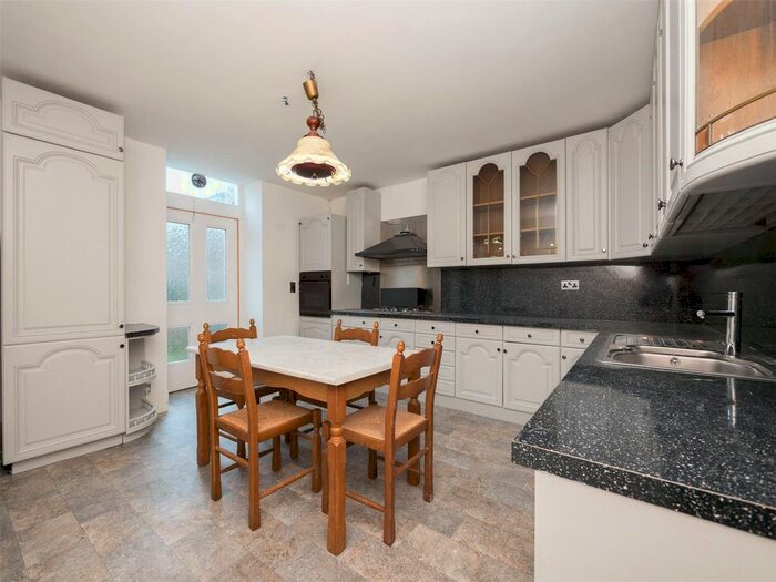 4 Bedroom Town House To Rent In Brunton Place, Edinburgh, EH7