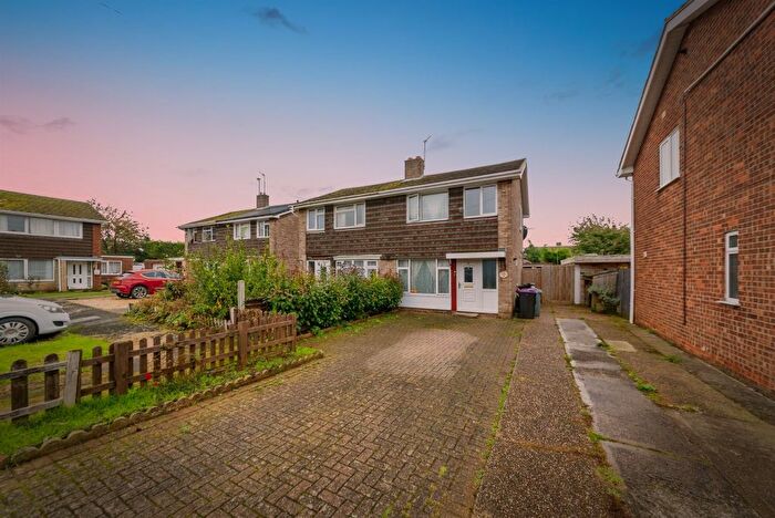 3 Bedroom Semi-Detached House For Sale In Hill View Close, Grantham, NG31