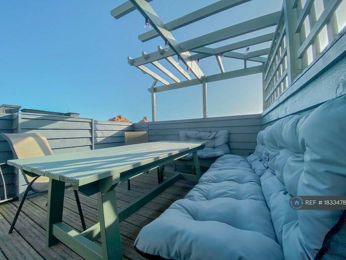 2 Bedroom Flat To Rent In Wear Bay Crescent, Folkestone, CT19