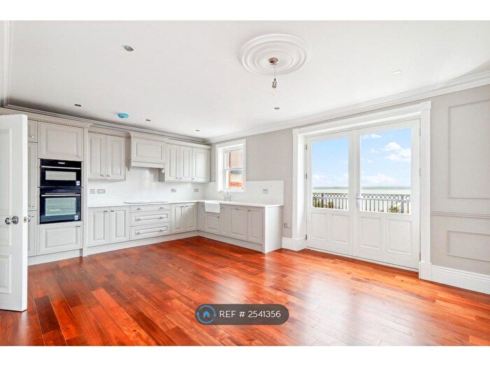 2 Bedroom Flat To Rent In Beecroft Apartments, Westcliff-On-Sea, SS0