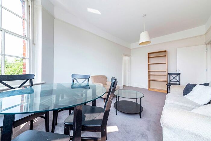 3 Bedroom Flat To Rent In Shoot Up Hill, Cricklewood, NW2