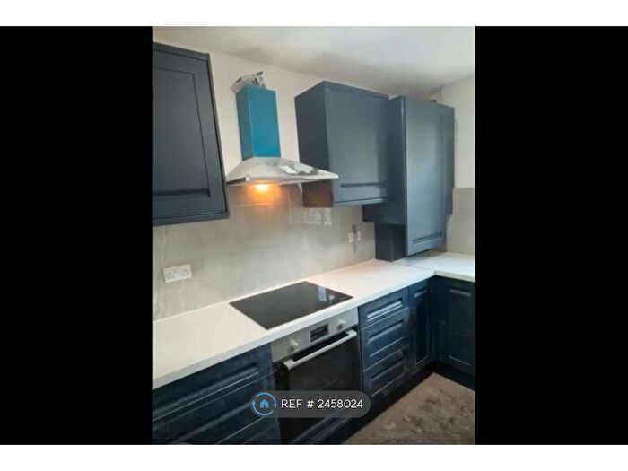 3 Bedroom Flat To Rent In Hawkesworth House, London, SW4
