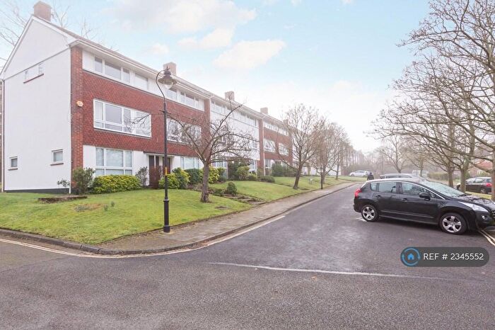 2 Bedroom Flat To Rent In Whitfield Court, London, SE21