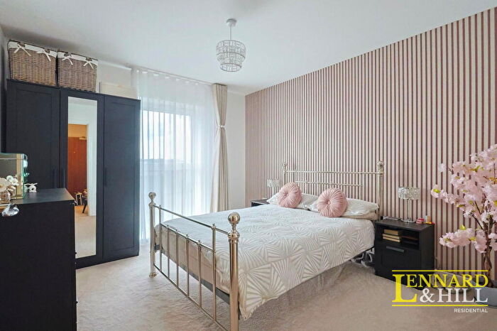 2 Bedroom Flat For Sale In Dovestone Close, Grays, RM20