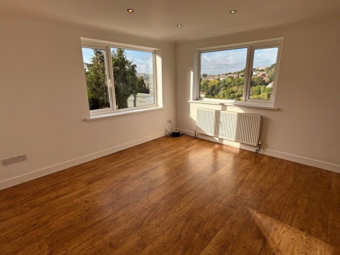 2 Bedroom Property To Rent In Lake Avenue, Teignmouth, TQ14