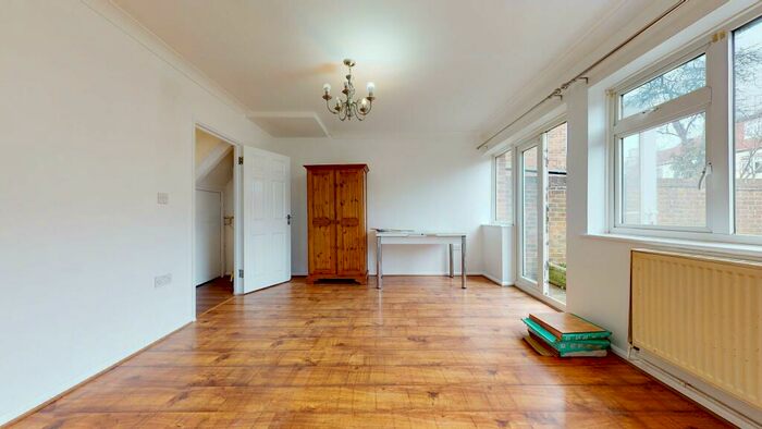3 Bedroom Ground Flat To Rent In Palace Road, N11