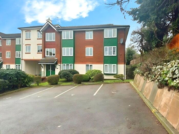 2 Bedroom Apartment For Sale In Missenden Gardens, Burnham, Slough, SL1