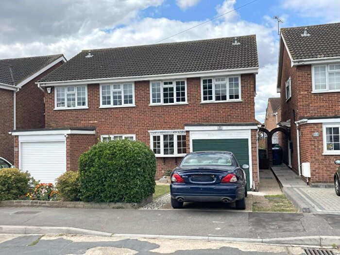 3 Bedroom Semi-Detached House For Sale In Kelvinside, Stanford-Le-Hope, Essex, SS17