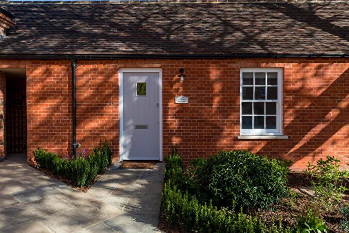 2 Bedroom House To Rent In Totteridge Common, Totteridge, N20