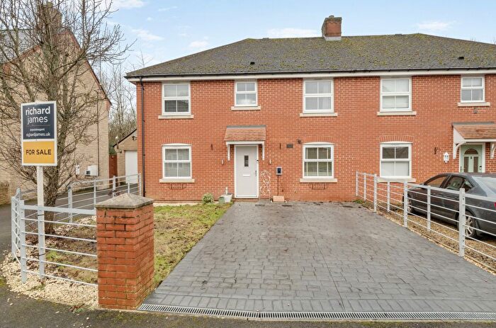 4 Bedroom Semi Detached House For Sale In Fitzpiers Close, Taw Hill, Swindon, SN25