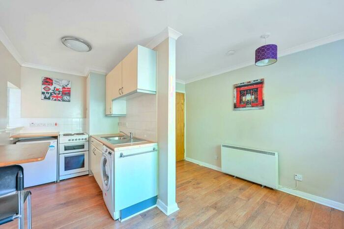 1 Bedroom Flat To Rent In The Royals, Guildford, GU1
