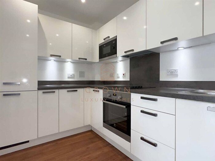 2 Bedroom Flat To Rent In Blondin Way, London, SE16