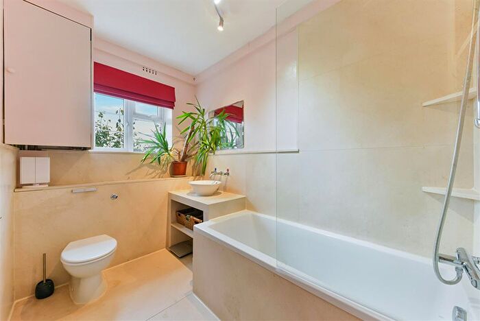 2 Bedroom Flat To Rent In Bushey Road, Raynes Park, SW20
