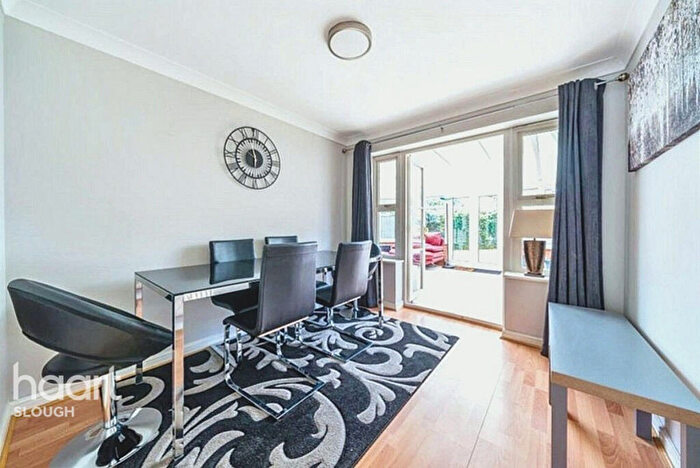 4 Bedroom Detached House For Sale In Moor Furlong, Slough, SL1