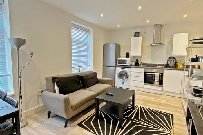 2 Bedroom Flat To Rent In Bedford Street, Cathays, Cardiff, CF24