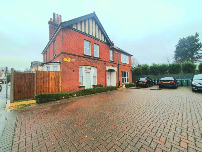 2 Bedroom Flat To Rent In Harwoods Road, Watford, WD18