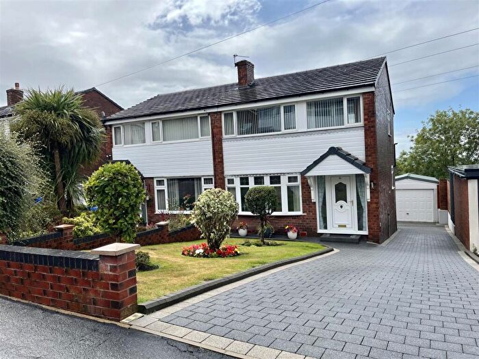 3 Bedroom Semi-Detached House For Sale In Salisbury Drive, Dukinfield, SK16