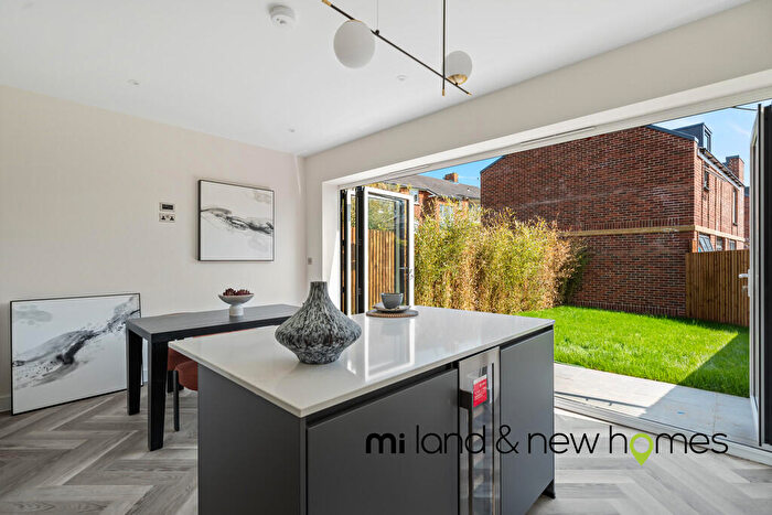 4 Bedroom Semi-Detached House For Sale In Scarlet Oaks, Oakwood, N14