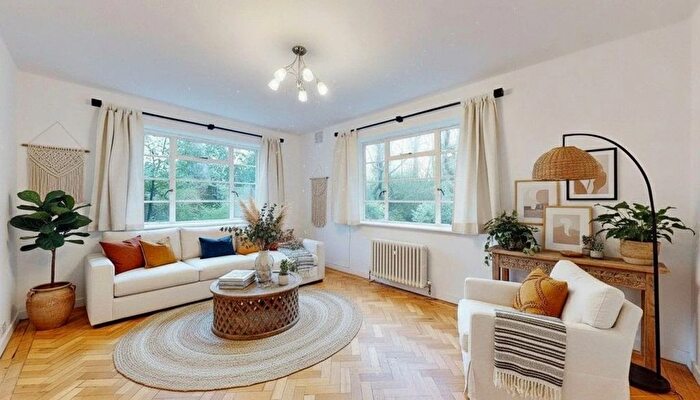 2 Bedroom Flat To Rent In Cambridge Park, TW1