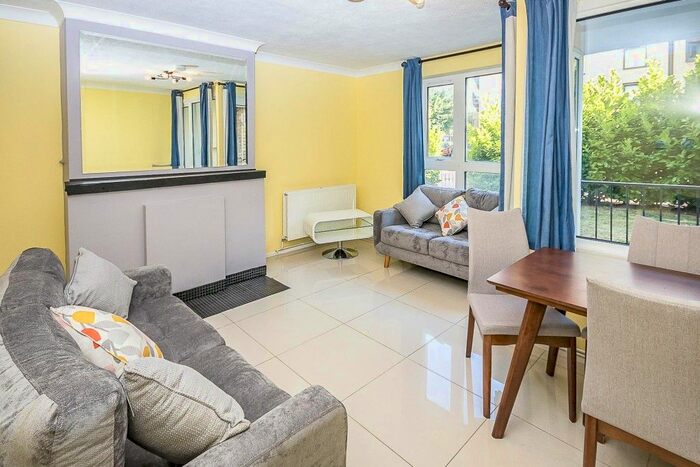 3 Bedroom Flat To Rent In Clarence Crescent, London, SW4