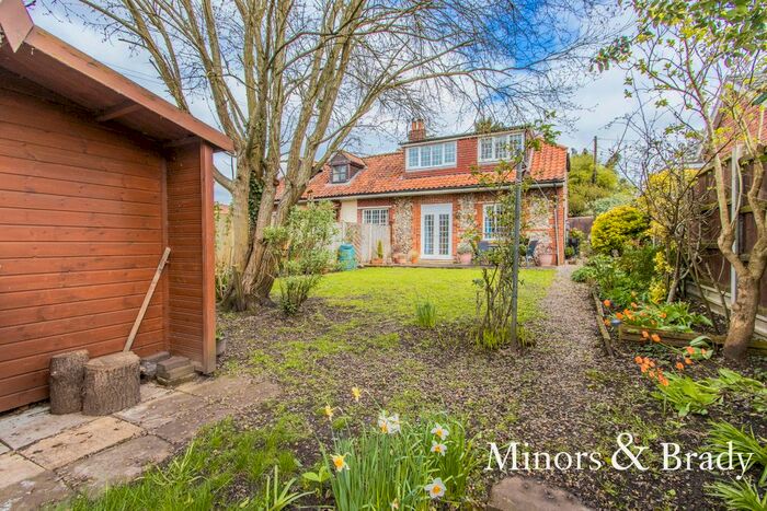 3 Bedroom Semi-Detached House For Sale In The Street, Billingford, Dereham, NR20