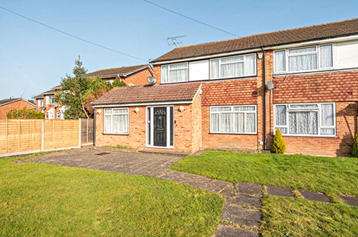 3 Bedroom End Of Terrace House For Sale In Grafton Close, George Green, Slough, SL3
