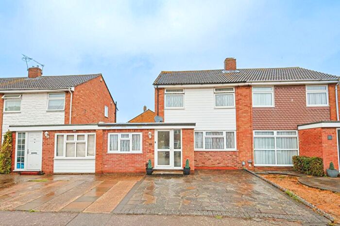 4 Bedroom Semi-Detached House For Sale In Ousden Close, Cheshunt, EN8