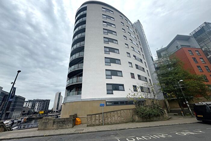 2 Bedroom Apartment For Sale In Armouries Way, Leeds, LS10