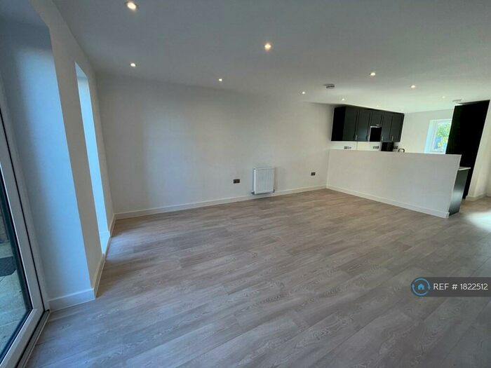 3 Bedroom End Of Terrace House To Rent In Shergar Way, Salford, M6