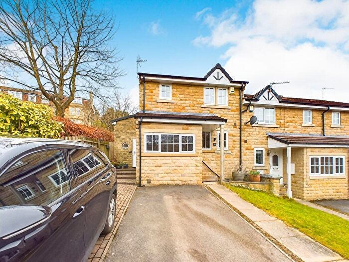 3 Bedroom Town House For Sale In Byron Mews, BD16